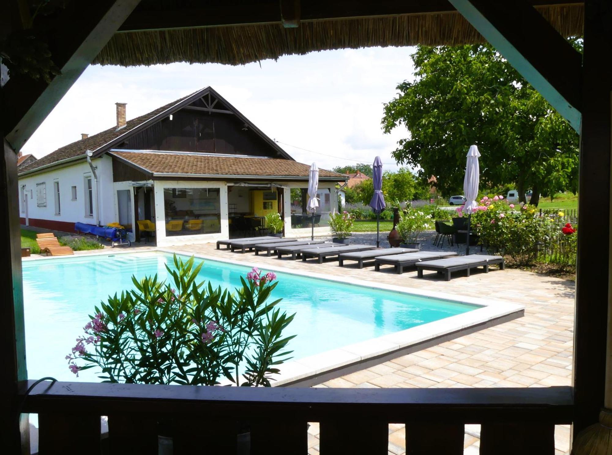 Tiszaszolos Tisza White House Bed & Breakfast エクステリア 写真